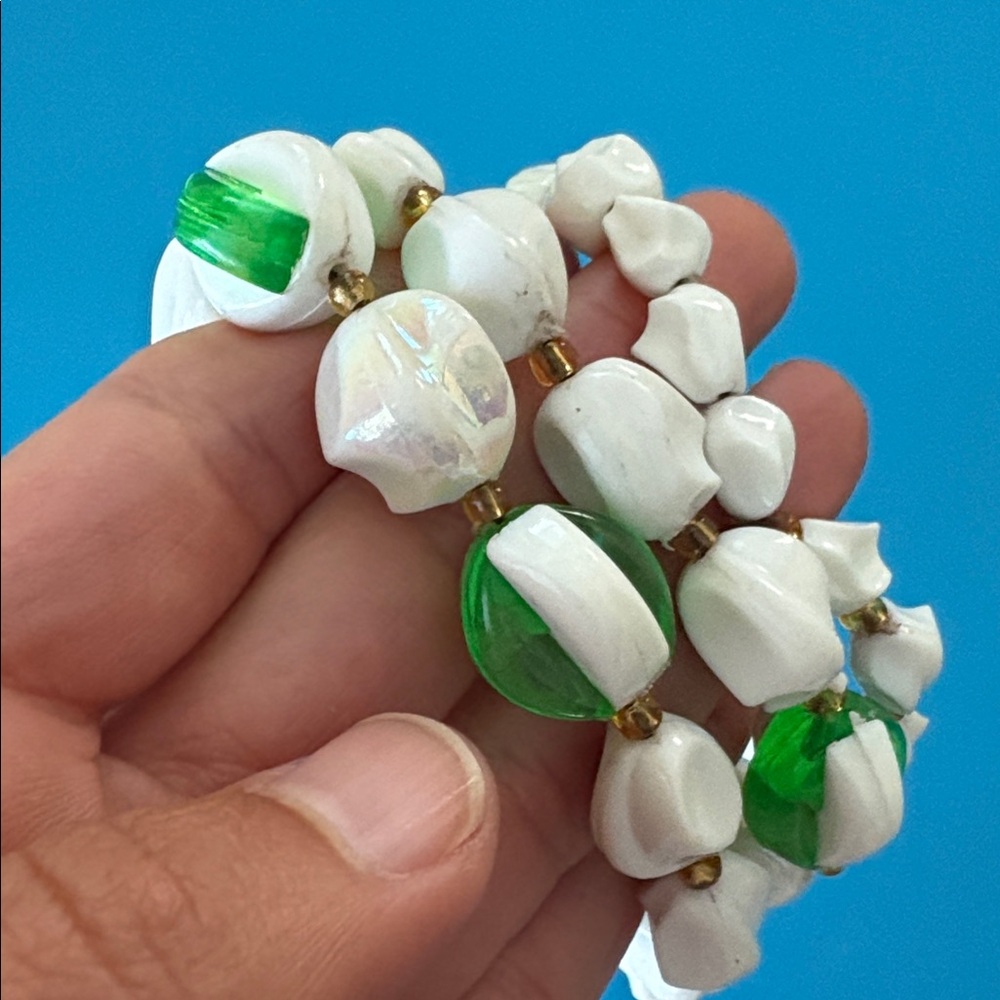 Vintage retro mid-century 80s Green & White Lucite Bead Statement Necklace 26" - Picture 5 of 9